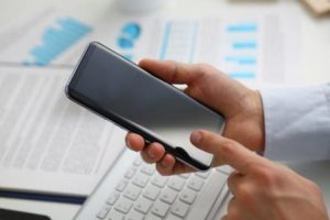 Чистая прибыль Samsung упала на 30%