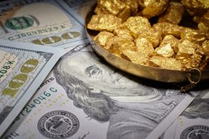 Цены на золото выросли во вторник на ослаблении доллара США