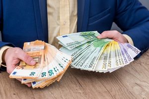 Банки еврозоны замедлили в марте кредитование бизнеса и потребителей