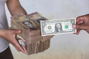 Инфляция в Венесуэле в 2018 году превысила 130 тысяч процентов