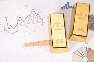 Золото достигло более чем двухнедельного максимума