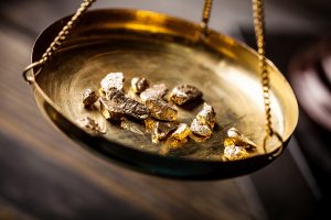 Цены на золото отступили от 14-месячного пика