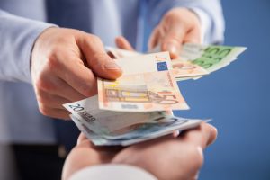 Заработная плата в странах еврозоны выросла в первом квартале на 2,5%