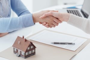 Ставки по 30-летней ипотеке в США упали до минимума за 21 месяц