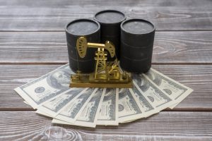 Золото и нефть откатываются от недавних максимумов