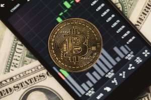 Биткойн торгуется выше ценового уровня 10 000 долларов