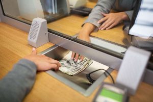 Объем денежных переводов может снизиться на 20%