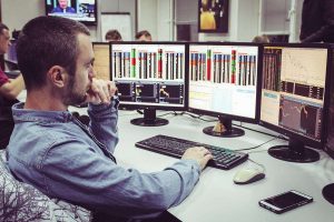Золото снова вплотную приблизилось к уровню сопротивления 1800 долларов за унцию