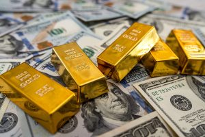 Золото поднялось выше уровня в $1800